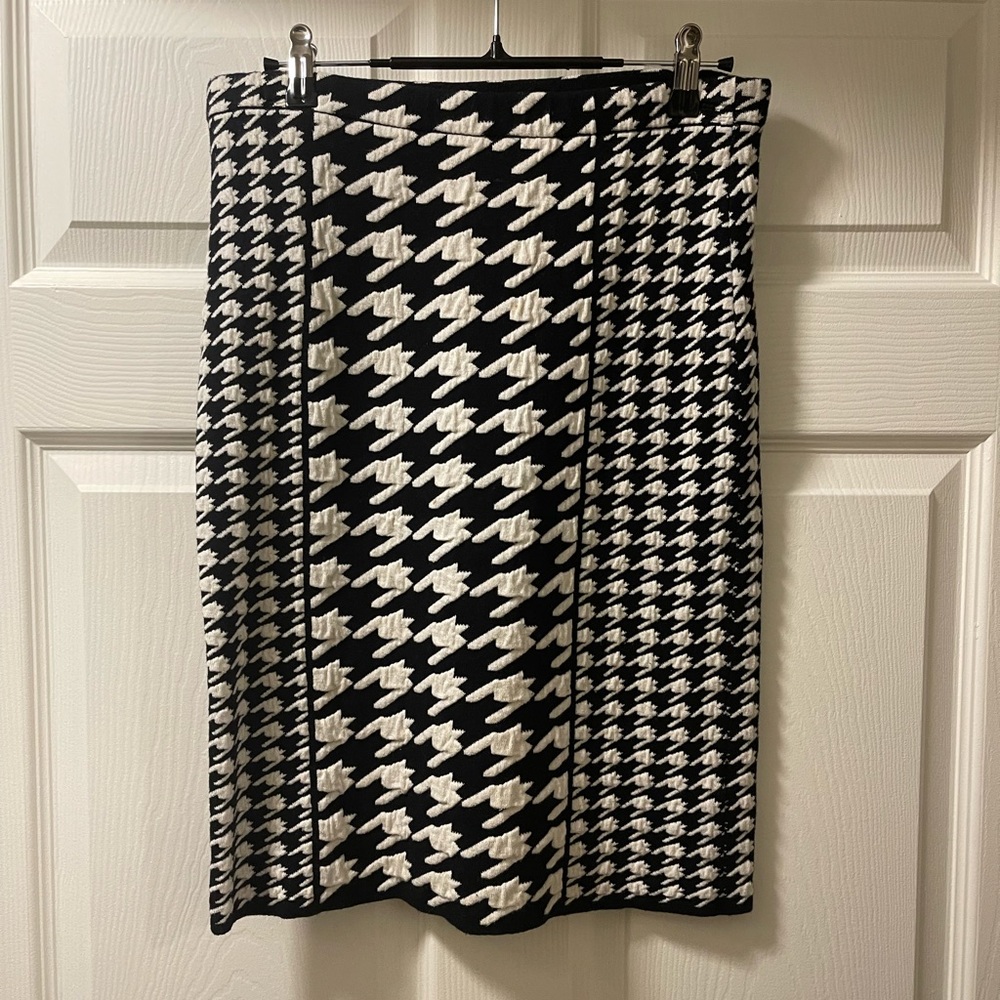 Women’s Size Small Elle Collection Houndstooth Skirt